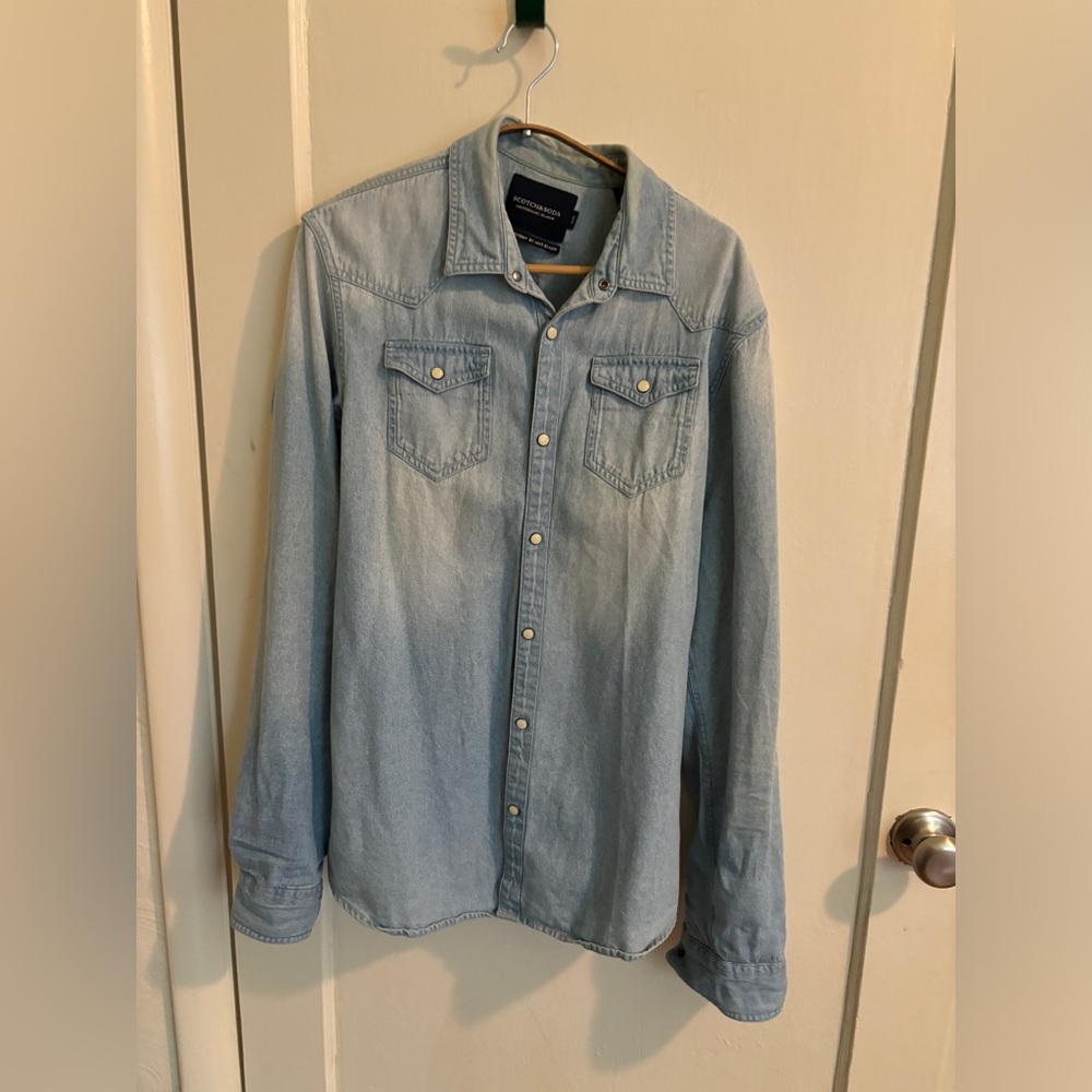 Scotch and Soda Men’s Medium Fitted Light Wash Denim Pearl Snap